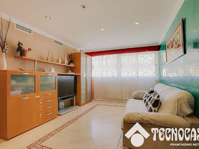 Piso en venta en calle D'argentona, Badalona, de 90 m² 3 habitaciones por 259.900