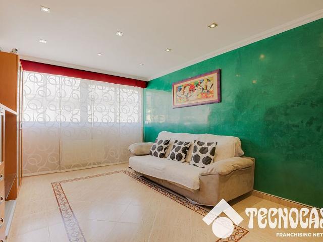Piso en venta en calle D'argentona, Badalona, de 90 m² 3 habitaciones por 300.000