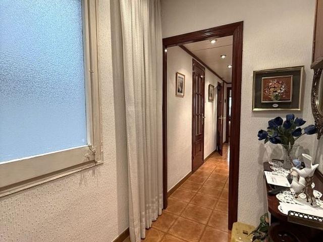 Piso en venta en calle D'argentona, Barcelona, de 68 m² 3 habitaciones por 360.000