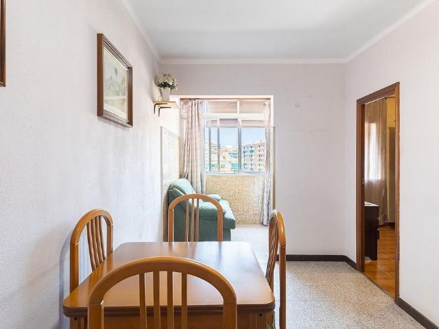 Piso en venta en calle De Madrid, Badalona, de 50 m² 2 habitaciones por 129.000