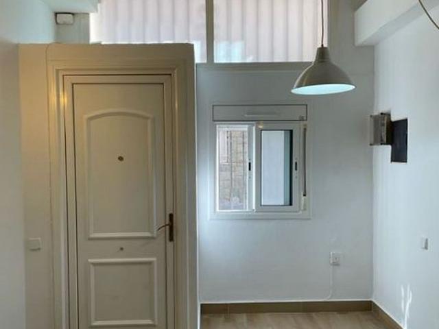 Piso en venta en calle De Mascaró, Barcelona, de 62 m² 3 habitaciones por 240.000