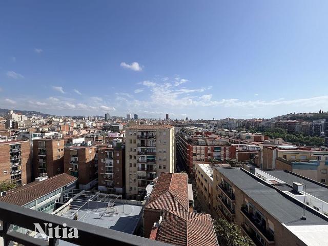 Piso en venta en calle De Mossèn Amadeu Oller, Barcelona, de 74 m² 3 habitaciones por 391.000