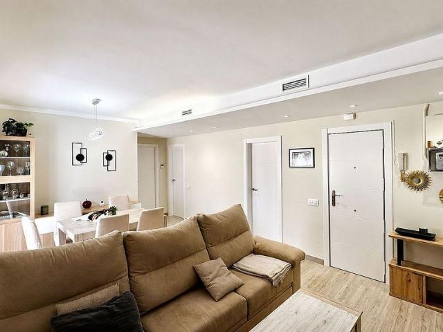 Piso en venta en calle De Mossèn Andreu, Cornellà de Llobregat, de 70 m² 3 habitaciones por 299.000