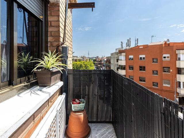 Piso en venta en calle De Mossèn Àngel Rodamilans, Terrassa, de 58 m² 3 habitaciones por 144.900