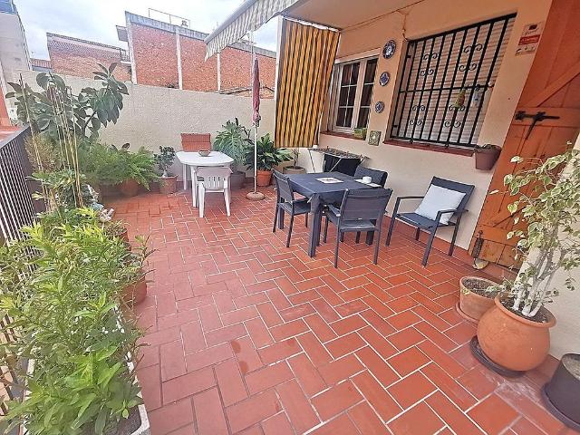 Piso en venta en calle De Mossèn Jacint Verdaguer, Cornellà de Llobregat, de 74 m² 3 habitaciones por 400.000
