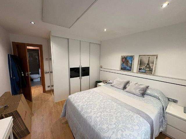 Piso en venta en calle De Mossèn Jacint Verdaguer, Sant Vicenç dels Horts, de 81 m² 3 habitaciones por 285.000