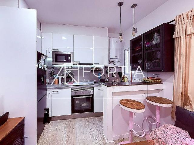 Piso en venta en calle De Móra D'ebre, Barcelona, de 51 m² 2 habitaciones por 240.000