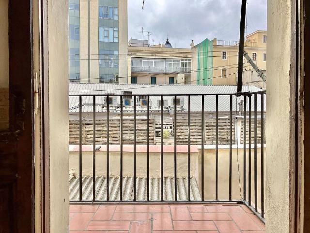 Piso en venta en calle De N'amargós, Barcelona, de 62 m² 3 habitaciones por 300.000