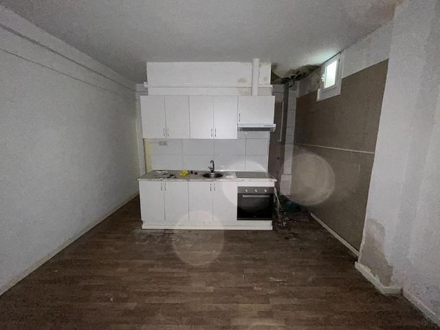 Piso en venta en calle De Natzaret, Barcelona, de 58 m² 2 habitaciones por 86.000