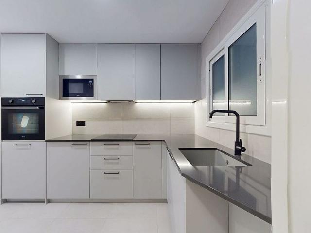 Piso en venta en calle De Novell, Barcelona, de 100 m² 4 habitaciones por 649.000