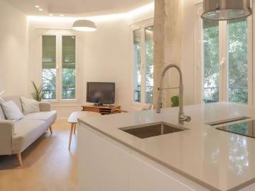 Piso en venta en calle De Novell, Barcelona, de 60 m² 1 habitación por 374.000