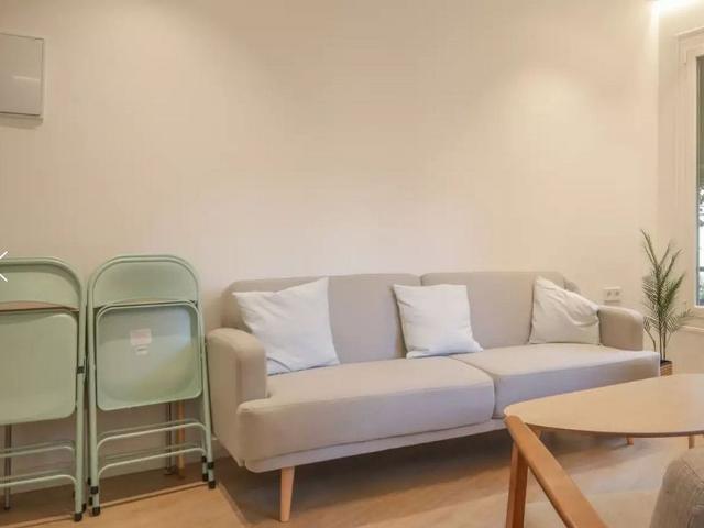 Piso en venta en calle De Novell, Barcelona, de 60 m² 1 habitación por 374.000