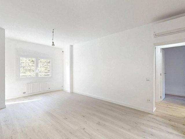 Piso en venta en calle De Bac de Roda, Barcelona, de 55 m² 3 habitaciones por 398.000