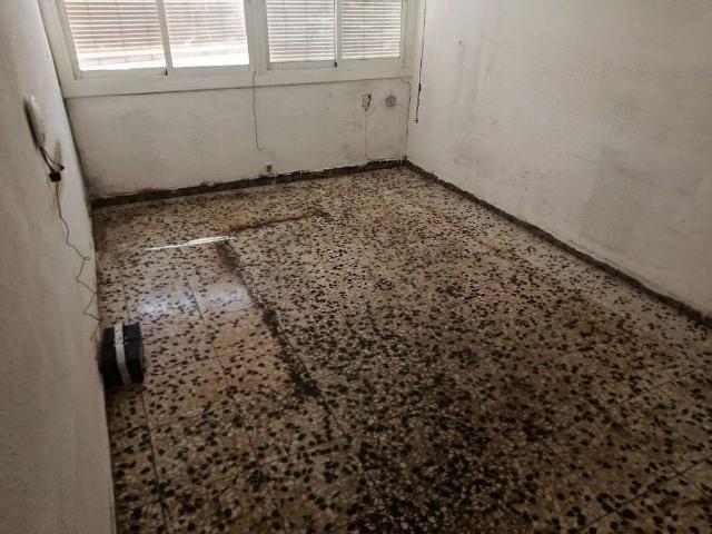 Piso en venta en calle De Badajoz, Badalona, de 55 m² 3 habitaciones por 99.000