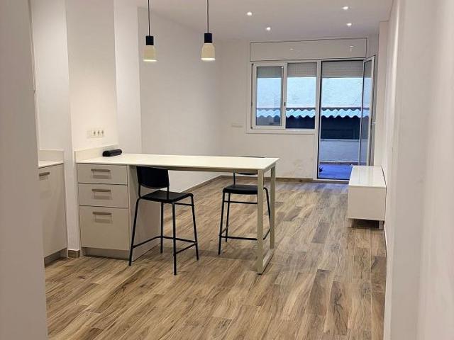 Piso en venta en calle De Banyoles, Barcelona, de 66 m² 2 habitaciones por 397.000