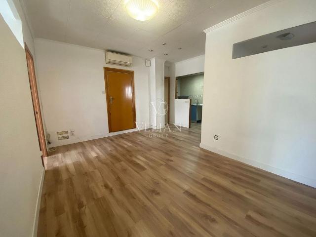 Piso en venta en calle De Bellcaire, Barcelona, de 51 m² 3 habitaciones por 180.000