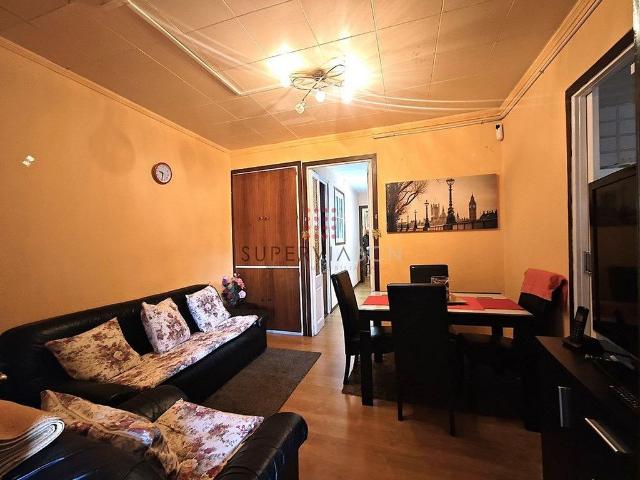 Piso en venta en calle De Besalú, Barcelona, de 70 m² 3 habitaciones por 238.000
