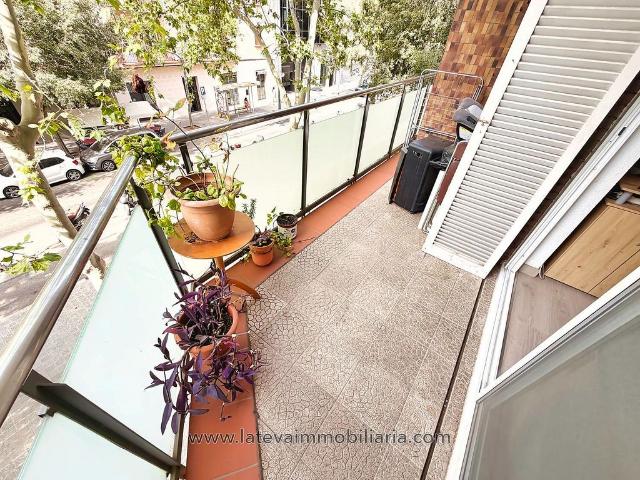 Piso en venta en calle De Berlín, Barcelona, de 99 m² 4 habitaciones por 599.000