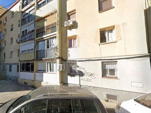 Piso en venta en calle De Cáceres, Badalona, de 55 m² 3 habitaciones por 58.000