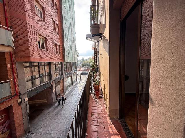 Piso en venta en calle De Cabestany, Barcelona, de 89 m² 3 habitaciones por 450.000