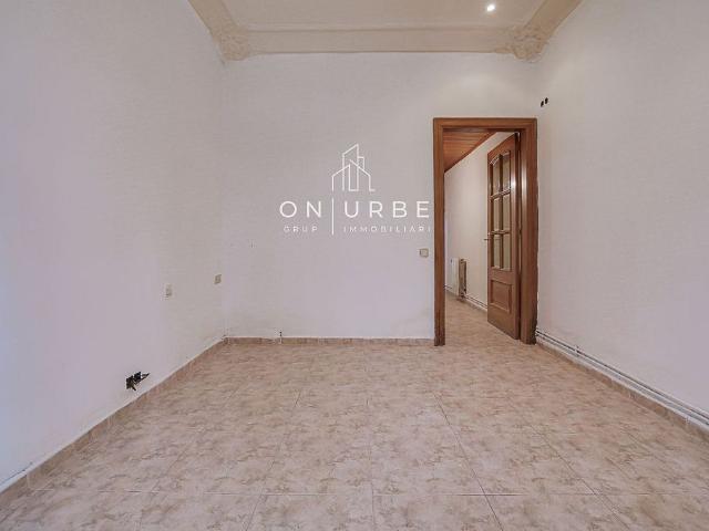 Piso en venta en calle De Calàbria, Barcelona, de 68 m² 3 habitaciones por 440.000