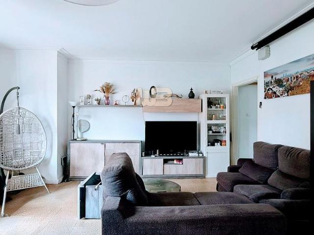 Piso en venta en calle De Calàbria, Barcelona, de 72 m² 2 habitaciones por 433.000