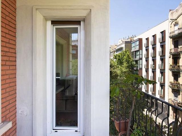 Piso en venta en calle De Calàbria, Barcelona, de 74 m² 3 habitaciones por 440.000