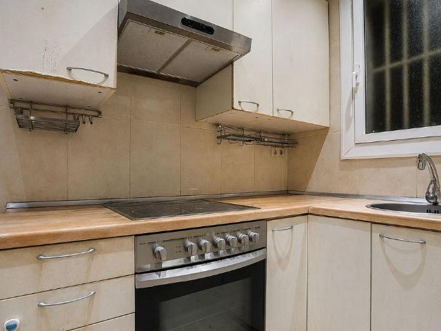 Piso en venta en calle De Calàbria, Barcelona, de 30 m² 1 habitación por 239.000
