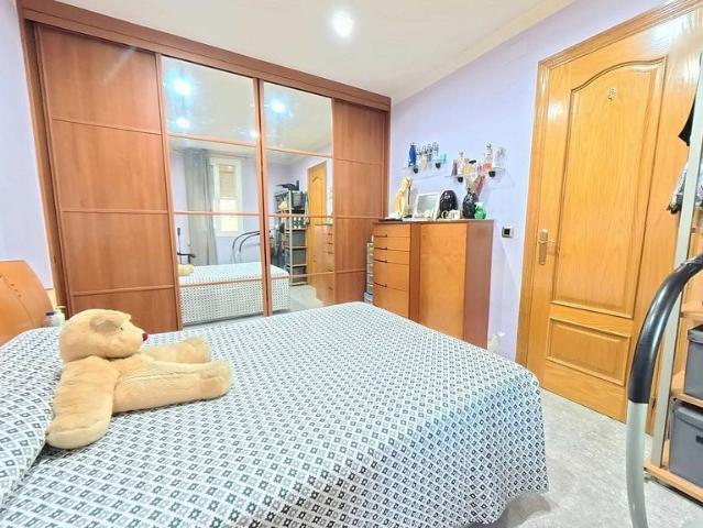 Piso en venta en calle De Campfaso, Cornellà de Llobregat, de 128 m² 5 habitaciones por 420.000