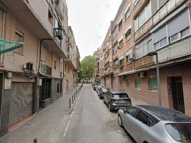 Piso en venta en calle De Camprodon, Santa Coloma de Gramanet, de 39 m² 2 habitaciones por 93.100