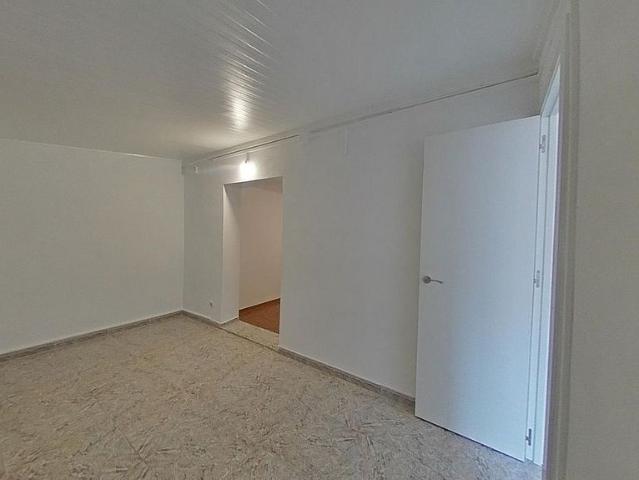 Piso en venta en calle De Camprodon, Santa Coloma de Gramanet, de 40 m² 2 habitaciones por 109.000