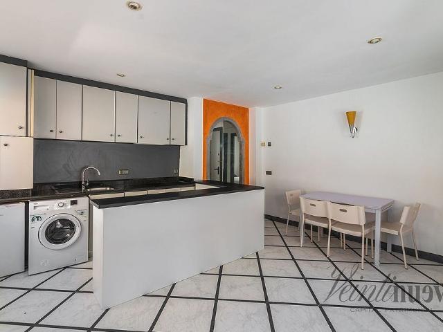 Piso en venta en calle De Castellbisbal, Barcelona, de 47 m² 1 habitación por 220.000