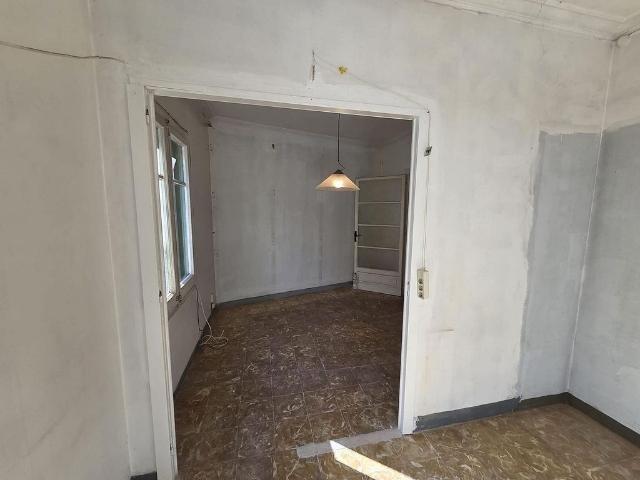 Piso en venta en calle De Cartellà, Barcelona, de 57 m² 3 habitaciones por 190.000