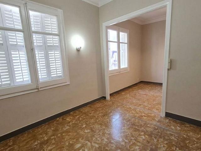 Piso en venta en calle De Cartellà, Barcelona, de 55 m² 3 habitaciones por 190.000