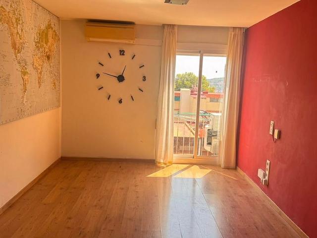 Piso en venta en calle De Clara Ayats, Barcelona, de 63 m² 3 habitaciones por 225.000