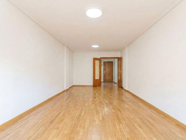 Piso en venta en calle De Conca, Barcelona, de 98 m² 4 habitaciones por 395.000