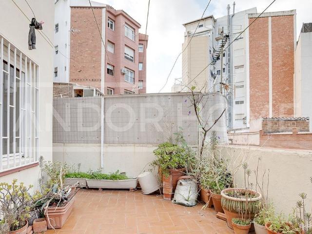 Piso en venta en calle De Concepción Arenal, Barcelona, de 77 m² 3 habitaciones por 270.000