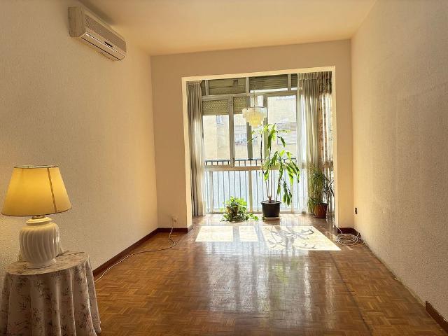Piso en venta en calle De Còrsega, Barcelona, de 67 m² 3 habitaciones por 465.000