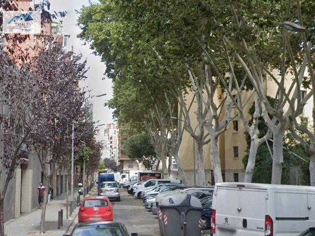 Piso en venta en calle De Covadonga, Badalona, de 56 m² 3 habitaciones por 42.000
