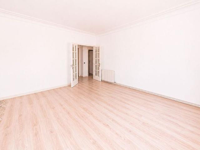 Piso en venta en calle De Craywinckel, Barcelona, de 110 m² 4 habitaciones por 640.000