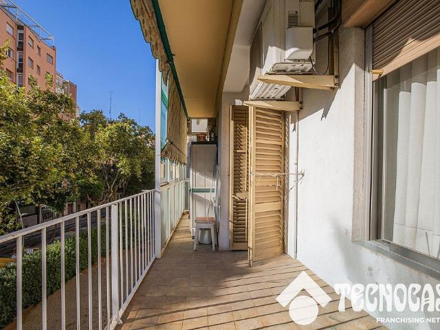 Piso en venta en calle De Dublín, Barcelona, de 82 m² 4 habitaciones por 370.000
