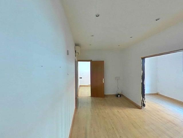 Piso en venta en calle De Desfar, Barcelona, de 57 m² 2 habitaciones por 267.000