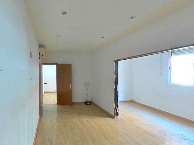Piso en venta en calle De Desfar, Barcelona, de 69 m² 2 habitaciones por 248.310