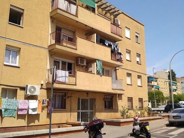 Piso en venta en calle De Feijóo, Sabadell, de 77 m² 3 habitaciones por 73.000