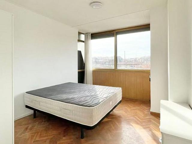 Piso en venta en calle De Felip II, Barcelona, de 89 m² 5 habitaciones por 430.000