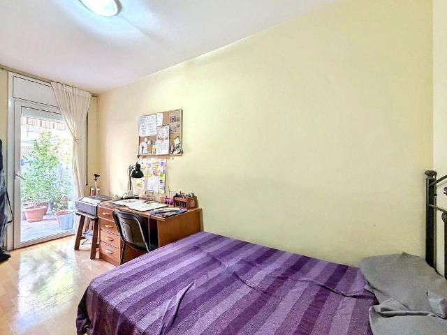 Piso en venta en calle De Finestrelles, Barcelona, de 92 m² 2 habitaciones por 310.000