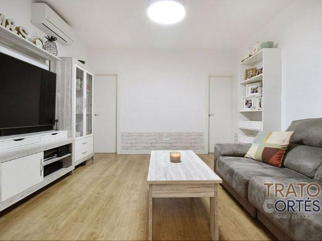 Piso en venta en calle De Francesc Moragas i Barret, Cornellà de Llobregat, de 78 m² 2 habitaciones por 259.000