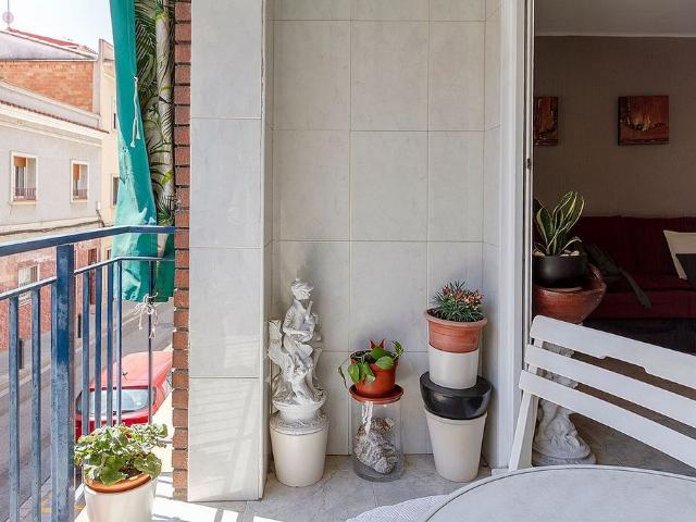 Piso en venta en calle De Frederic Soler, Cornellà de Llobregat, de 82 m² 3 habitaciones por 259.000