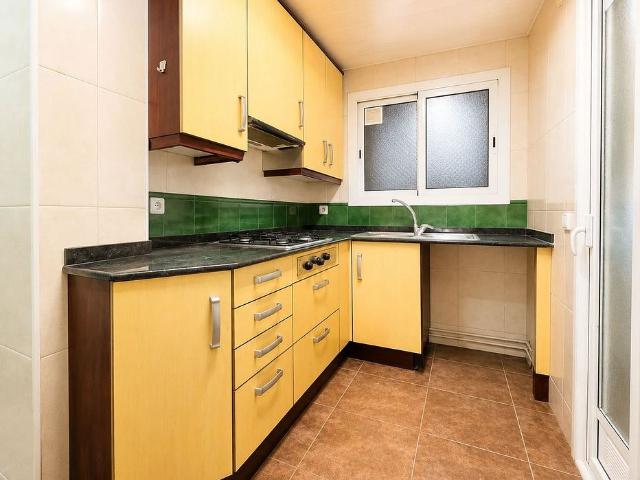 Piso en venta en calle De Guipúscoa, Barcelona, de 83 m² 4 habitaciones por 379.900