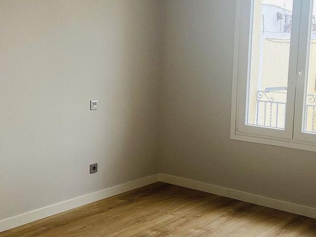 Piso en venta en calle De Ginebra, Barcelona, de 77 m² 4 habitaciones por 395.000